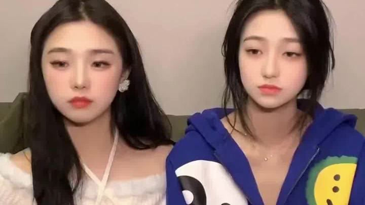 ⚡飞机场妹子翻白眼，笑尿⚡