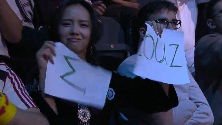 Trận đấu PV trên sân khấu đúng là máu lửa thật đấy! Tử Vi vừa chơi Fruit Ninja ngay tại chỗ, còn cô 