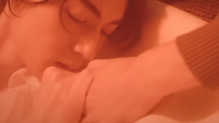 The beauty of "Falling in Love with You" was drugged! Erha attacked the hero to save the beauty!