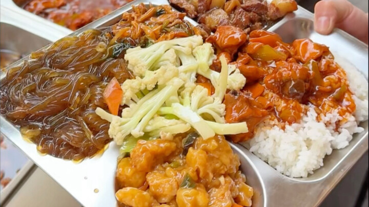 Cơm hộp xào nóng hổi bán ngay dưới chân chung cư ở Đông Bắc! Cơm sền sệt thấm đẫm nước sốt, chan vào