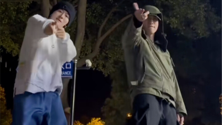 Không ngờ hai bạn lại nhảy swag trên đường phố Thượng Hải! Sướng quá đi mất! Đúng là lực lượng Lực V