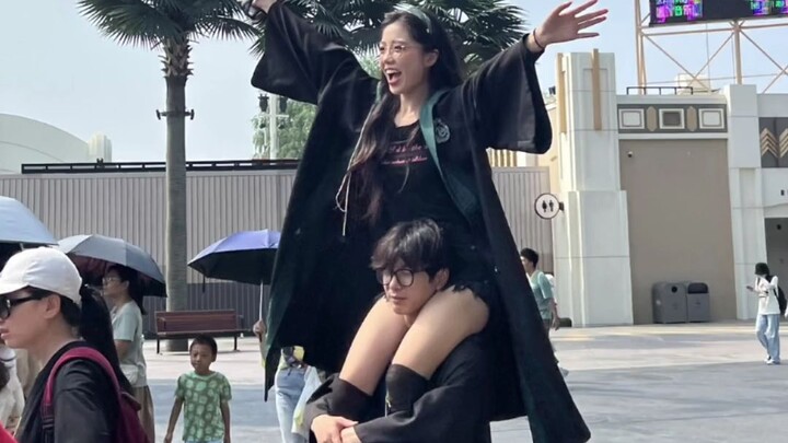 我敢打赌90%的男生陪女朋友出去玩都这样，剩下的10%在嘴硬