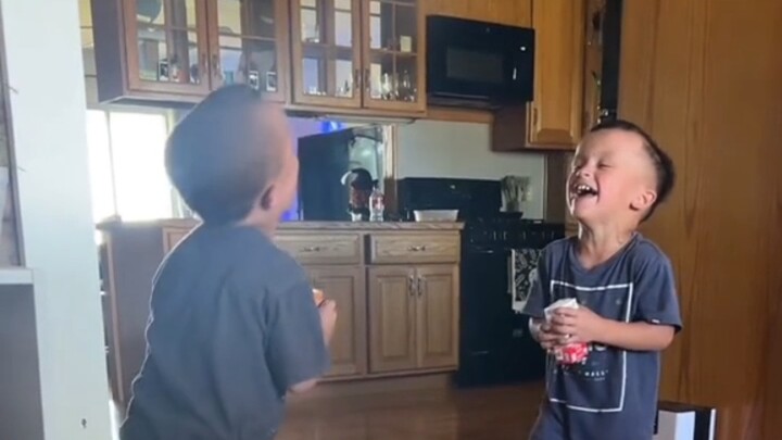 Bahasa khusus dua bersaudara yang selalu bikin satu sama lain ngakak…