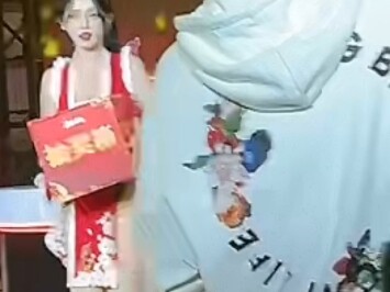 【Walking Zly】adalah Mai Shiranui yang meriah