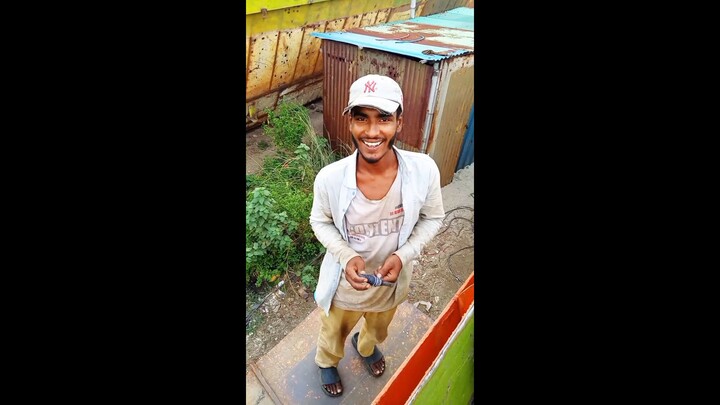 কিছু কও ভাইয়া 🤣
