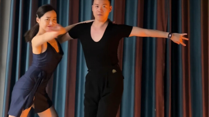 Hari ini saya akan melakukan tarian duet ringan dengan Guru Luo