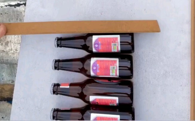 Khoảnh khắc giải áp khi lăn chai xuống cầu thang