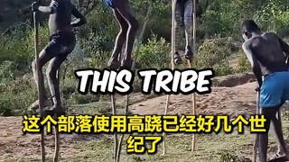 Karena terlalu takut pada ular, seluruh penduduk suku belajar berjalan menggunakan rakit tinggi