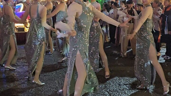 Gunung Wansui - Kota Kungfu Kaifeng - Peragaan Cheongsam - Tarian Cheongsam. Parade Cheongsam - Tim 