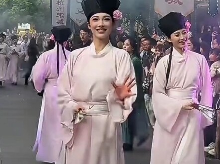 สาวน้อยชุดฮั่นฝูเต้นเพลงจี้นฮุ่น