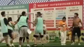 它的飞盘扔出去了！可是他所热爱的足球依日紧紧抱住