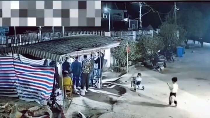 Officer A’s rural gambling raid! Even warming themselves by the fire won’t save them!