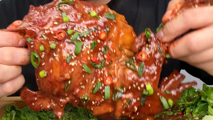 Ăn một cái đùi cừu, thơm quá
