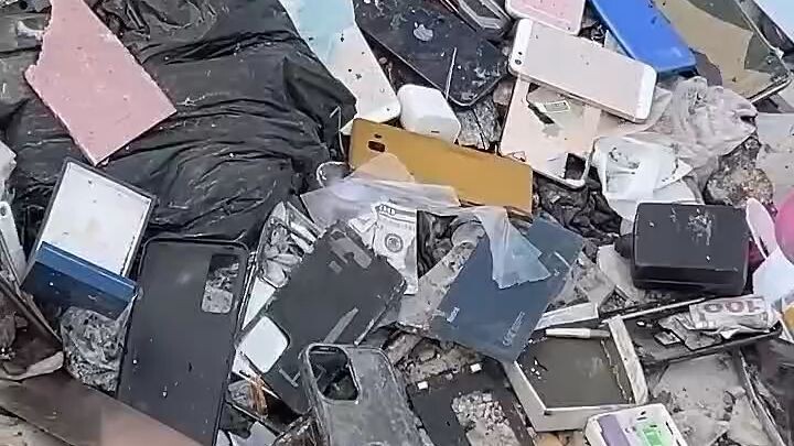 I found I phone In garbage screen cracked 😮