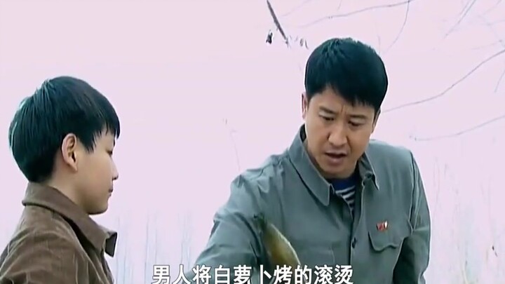 Chó dữ thấy người là cắn, cả thôn đều bất lực; chỉ với một củ cà rốt, người đàn ông đã dễ dàng giải 