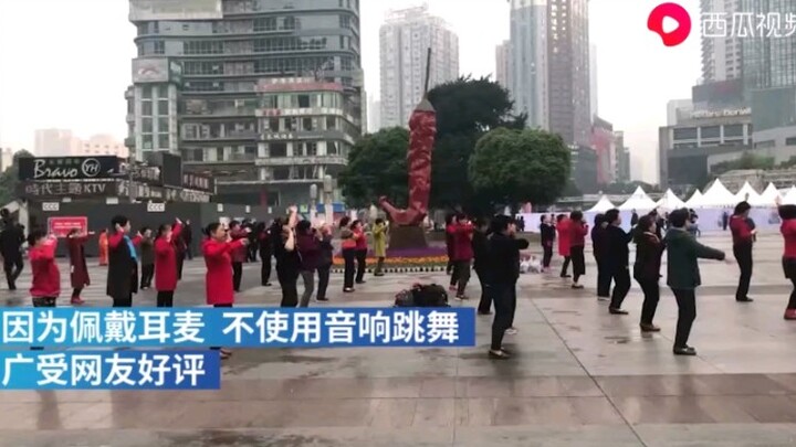Chongqing aunties perform "silent" square dance, using headphones instead of speakers: insisting on 