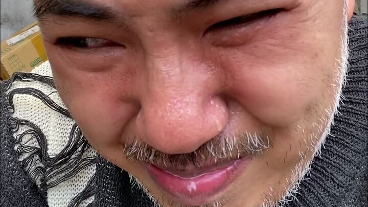 بعد أن أكل اليوتيوبر كيسًا من حلوى الدايتشين الحارة التي أرسلها له المتابعون، احمرّ وجهه على الفور و