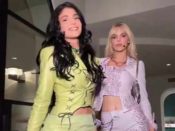 卡戴珊姐妹Kendall Jenner和Kylie Jenner万圣节的装扮《新成长的烦恼》