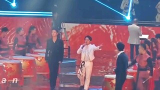 The first time I saw an artist announce the show to other fans off the stage, a large-scale military