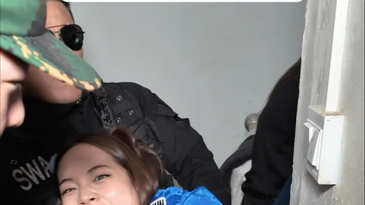 Mới vào năm học đã bị bắt đi ngay tức thì, tươi rói như thế này.