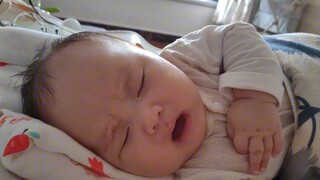 两个多月的小宝宝也有伤心事呀？梦到什么了一直哭呢