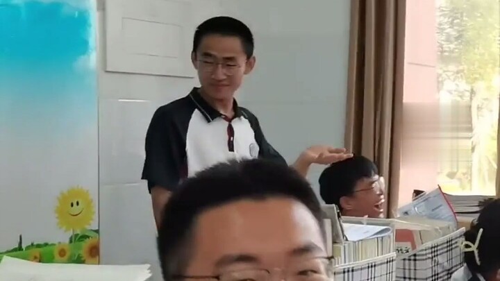 After the Gaokao math exam, the whole class was in tears—until a boy’s remark cracked everyone up!