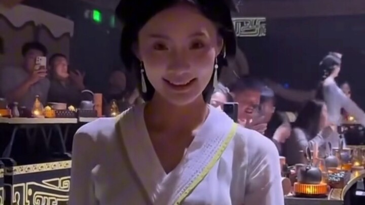 اليوم ليس لدي أي شيء لفعله، أستمتع بالموسيقى في القاعة! حفلة تشاؤ دو اللي!