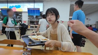 วันนี้ไม่กินข้าวนะ จะเล่นเกมเล็กๆ น้อยๆ กับแม่ที่โรงอาหาร