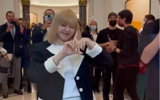LISA fan cam! She danced to Lalisa!