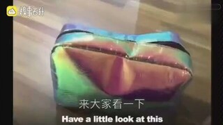 一哥们因女友毁掉自己的游戏碟，决定现场直播如何毁掉女友化妆品。