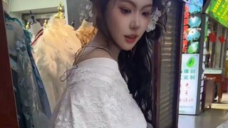 姐姐让弟弟帮忙提裙子，谁知弟弟赶上马车了，妈妈：不挨揍才怪