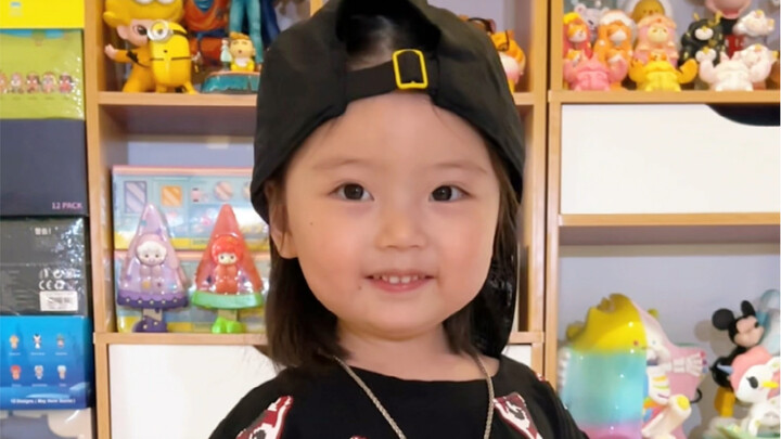 Zi Zi: So it turns out I can wear Mom’s clothes too!