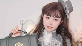 ดูเป็นชีวิตประจำวันทั่วไป แต่มีรายละเอียดบางอย่างสไตล์วิทยาลัยโลลิต้า