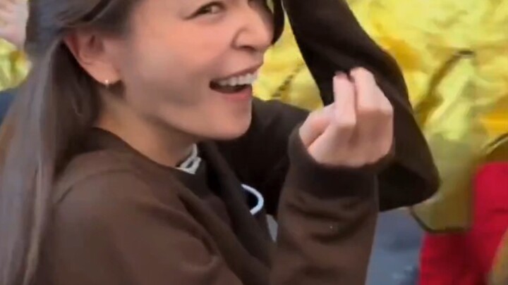 Jú Mǎlì experiences the Lunar New Year on the streets of Hong Kong—she must be having a blast!