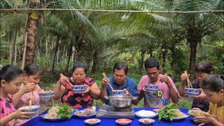 Ăn Một Lần 2 Tô Mới Đã Thèm với Món Bún Bò Huế Lúc Trời Đang Mưa | TKQ & Family T1042