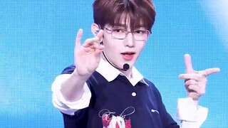 شاهد 22 إطلالة دفعة واحدة! تشاو هاو FEEL THE POP يغير ملابسه بضغطة زر في مزيج من المسرحيات