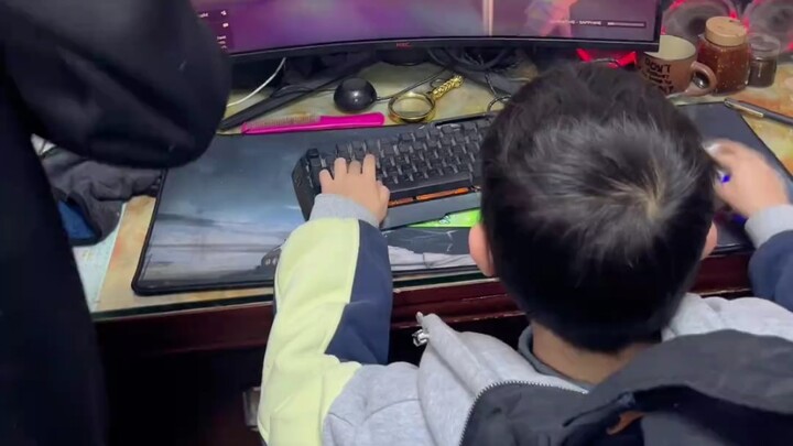 Đúng là biết tiêu tiền đúng chỗ, em trai ơi!