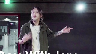 فتى طويل الشعر وسيم يرقص رقصة بولبان BTS لموسيقى Boy With Luv!