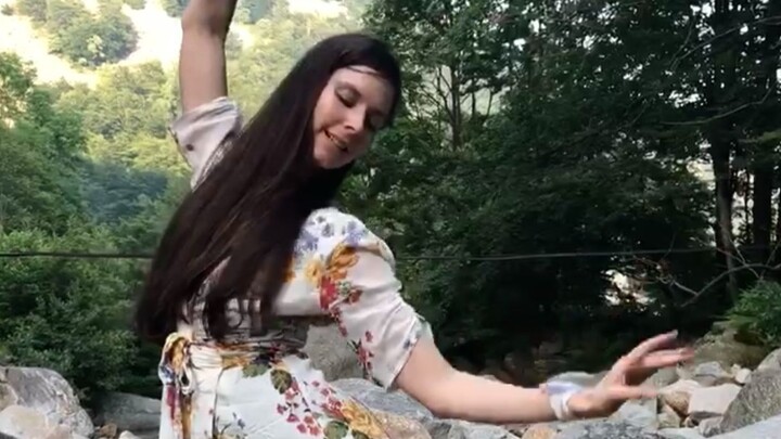 แขนหงส์ | เริ่มต้นวันใหม่อย่างสดใสข้างลำธารในหุบเขา