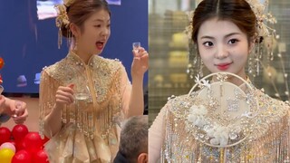 Cô dâu đã nâng ly chúc mừng rất nồng nhiệt trong đám cưới, lắc đầu và uống ừng ực với vẻ mặt dễ thươ