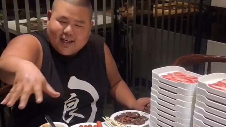 Kumpulan adu makan kenyang di prasmanan mewah—serius deh, ngumpulin makanan di sini bener-bener nikm