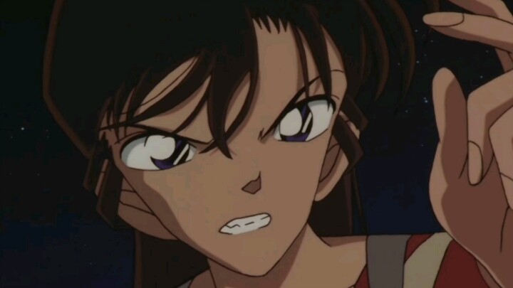 This is Xiaolan who can only shout "Shinichi, save me"
