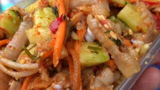 Ceker ayam yang ditumbuk asam pedas sangat menyegarkan
