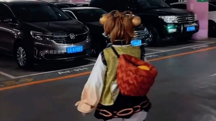 Cô nàng coser có “lối sống ngược”, càng lớn càng lùn đi, trông như một con chồn trộm bảo vật.