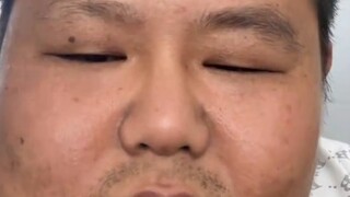 Trưa ngày 9 tháng 7, ai cũng biết lợn rất ghét bị cân trước khi giết mổ. Trên đầu và chân chú lợn co
