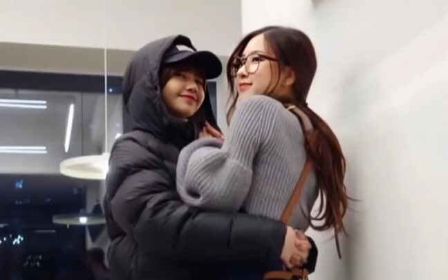 “Vì chúng ta đều đến từ nước ngoài nên có nhiều chủ đề chung hơn, mối quan hệ cũng vì thế mà thân th