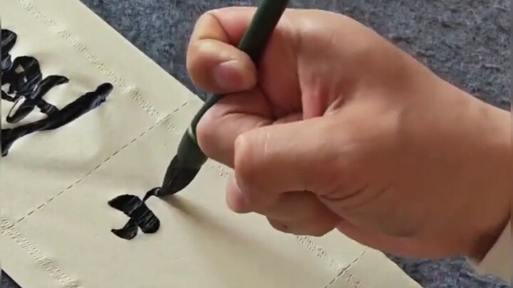 سمعت أن للكتابة بالريشة علاقة كبيرة بالورق وطريقة الإمساك.