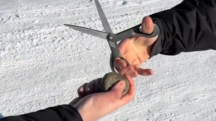 Hahaha～～ Rock-Paper-Scissors, brought to life: 🤣