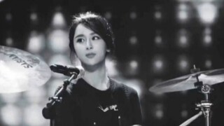 Pelantun "Rock Purple" yang sempat tertunda karena akting, Yang Zi benar-benar gadis serba bisa. Ber
