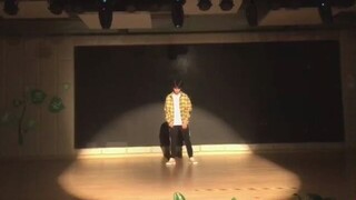 张艺兴solo。honey翻跳 军训的表演 honey跳的有点港了哈哈